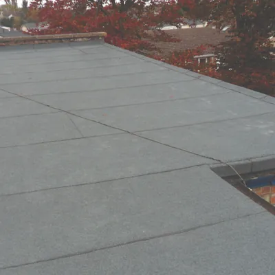 Mineral felt flat roof laid in overlapping sheets